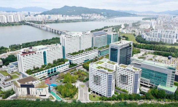 信弘配资 从江南美容院到峨山病房：金建希“权力视觉”工程的崩塌