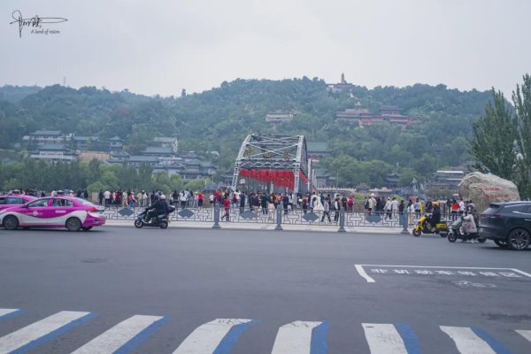 瑞和网 兰州最著名的黄河铁桥，其实是由三个国家合作而建，夜景灯光旖旎